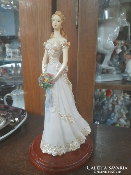 Figurative statue of a richly detailed, painted bride with a bouquet. 23 Cm.
