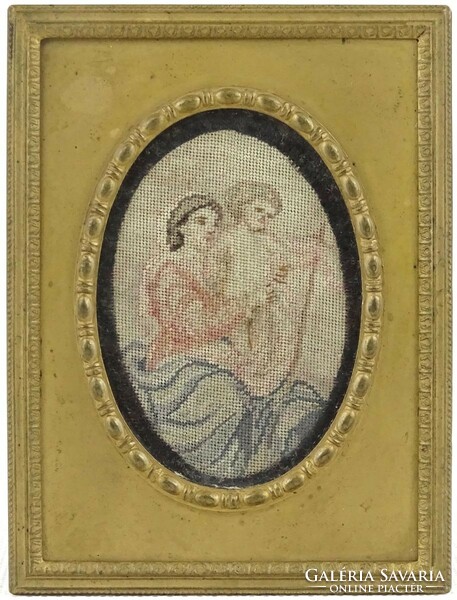 1Q727 Antik anya gyermekével kisméretű tűgobelin réz keretben