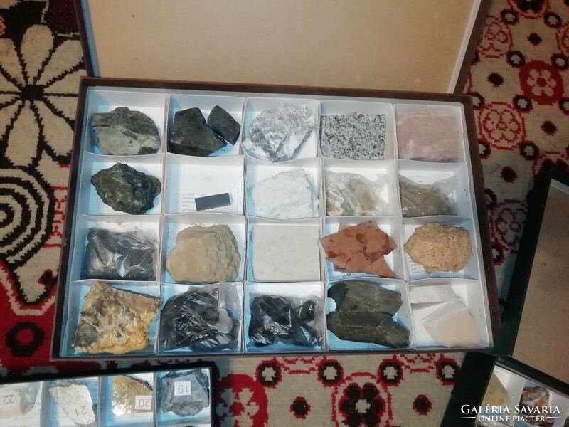 The mineral collection is in the condition shown in the pictures