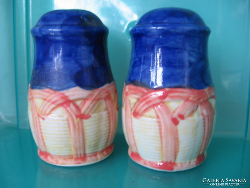 A pair of apple-pattern table spice holders, salt and pepper shakers