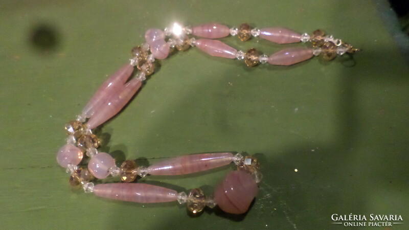54 cm-es , rózsaszín , fazettált kristály és különleges , kézműves ,üveg gyöngyökből álló nyaklánc .