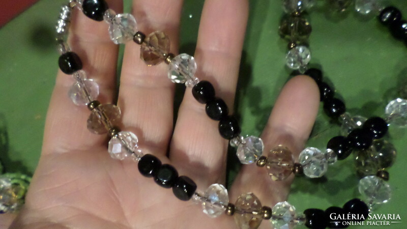50 cm-es , nagyobb , kristály és fekete , üveg gyöngyökből álló nyaklánc .