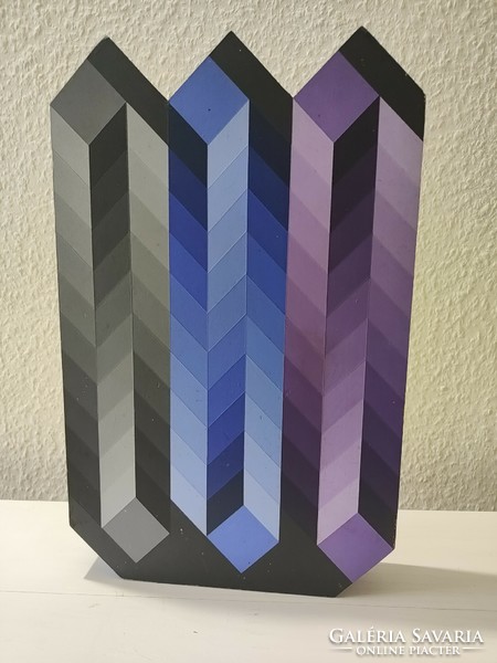 Victor Vasarely egyedülálló 3D hasátú szobra