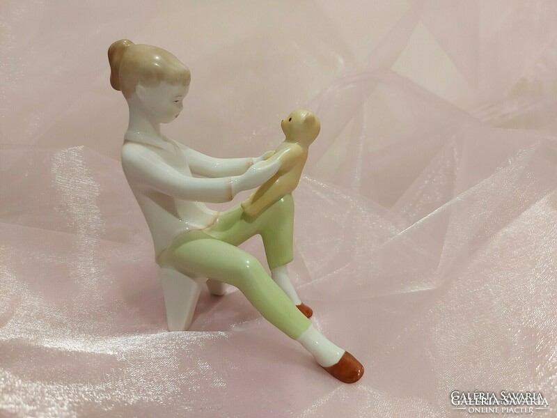 Aquincumi porcelán figura,kislány mackóval.