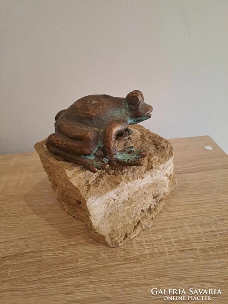 Zsuzsa Csetvei bronze frog statue