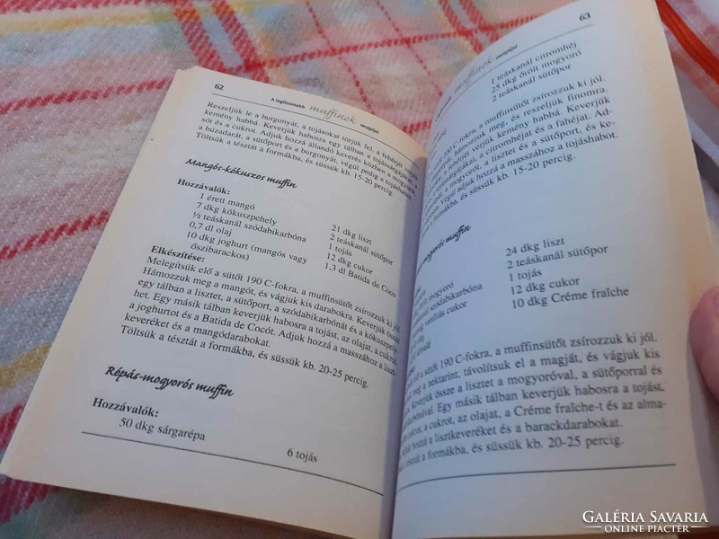 Muffin baking 2 recipe books in one