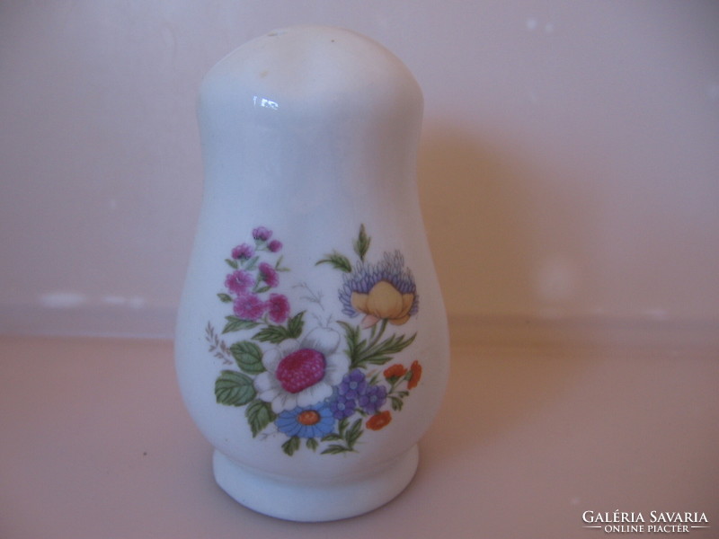 Chiseled porcelain salt shaker with flower bouquet pattern