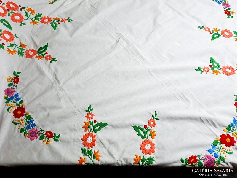 Kalocsai and daisy flower pattern embroidered tablecloth 125 x 125 cm