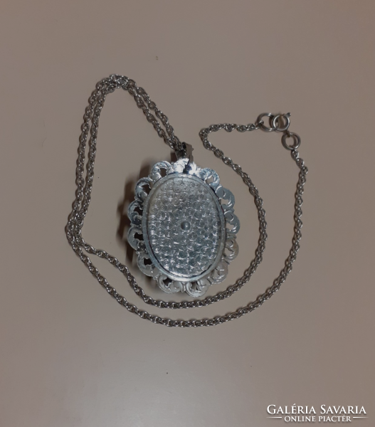 Ezüst színű nyaklánc rajta gobelinnel ékített medál filigrán ezüst színű keretben