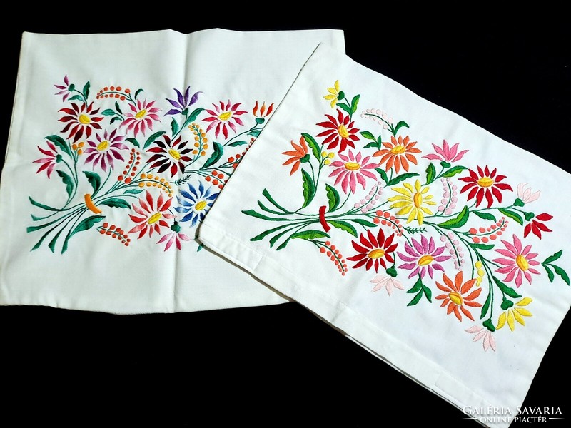 2 db Margaréta virág mintával hímzett díszpárna, párna huzat, méret a képeken