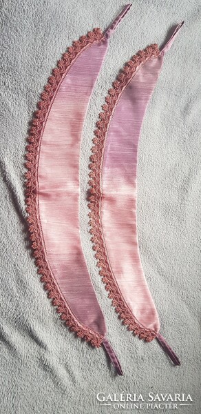 A pair of mauve color gradient curtain ties and curtain ties