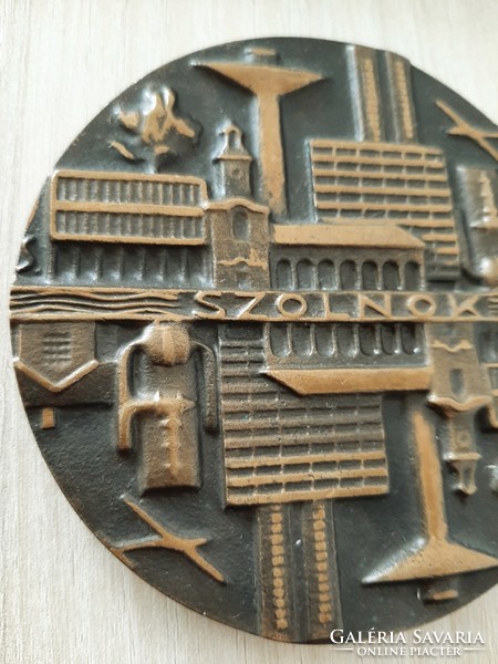 Szolnok  Városi Tanács  CImeres bronz plakett  S . F .  szignó  10 cm