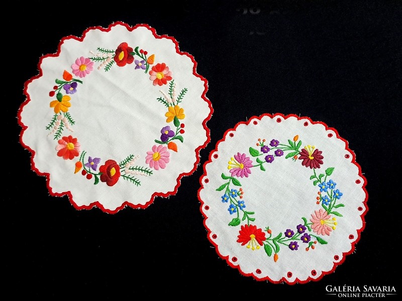 2 tablecloths embroidered with a Kalocsa flower pattern, 28 and 23 cm