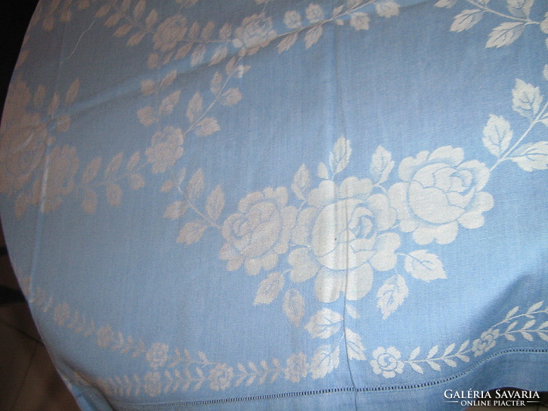 Csodaszép vintage kék színű fehér virágos damaszt terítő