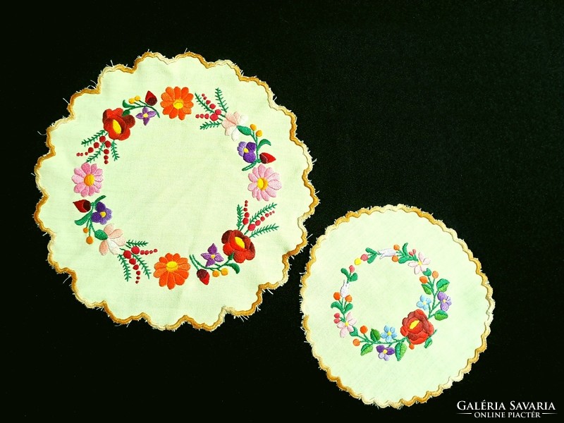 2 tablecloths embroidered with a Kalocsa flower pattern, 29 and 19 cm