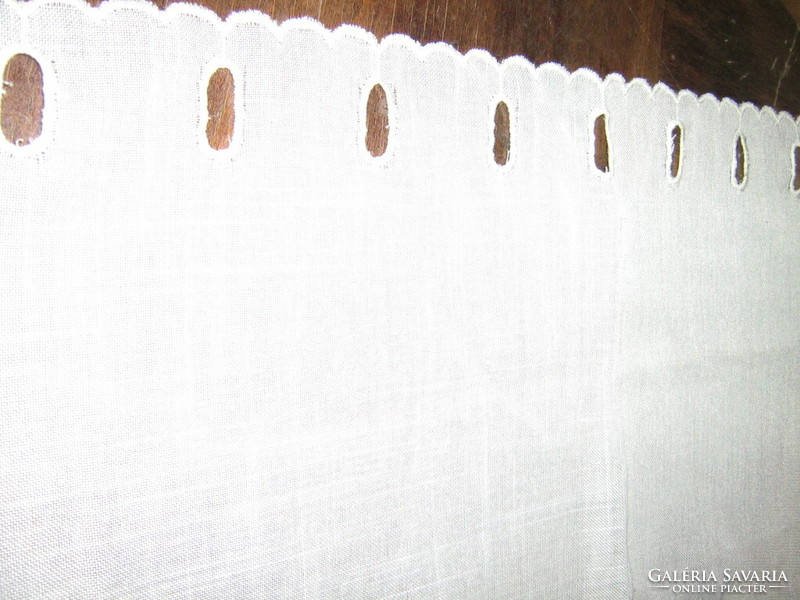 Csodaszép vintage stílusú anyagában hímzett apró keresztszemes vitrázs függöny