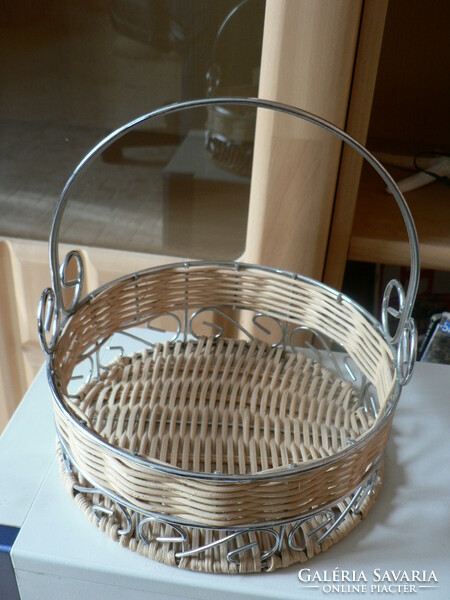 Wicker basket with metal frame