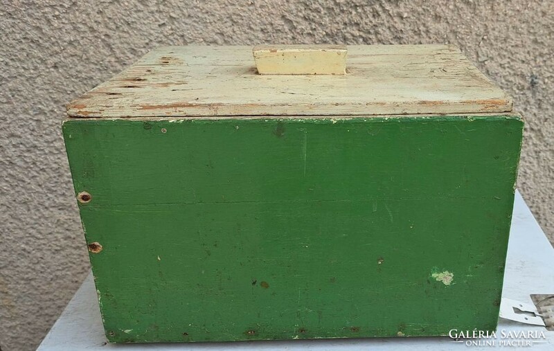 Size of an old vintage pine wooden chest with a lid. 38X28 cm, 25 cm high.