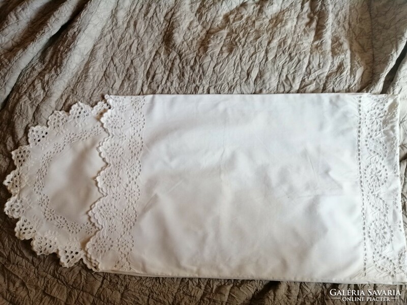 Swaddle cover embroidered, slinged