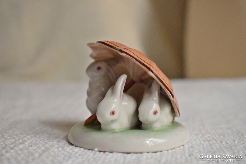 Húsvéti nyulak ernyő alatt , Drasche porcelán figura 5,8 x 4,8 cm