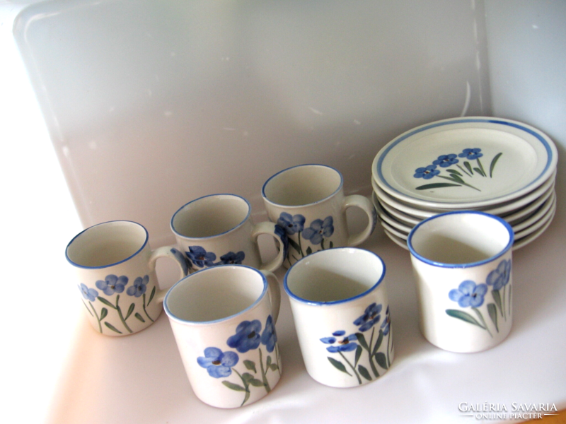 Retro kőporcelán kék virágos uzsonnás, süteményes tányérok és kakaós, kávés, teás bögrék