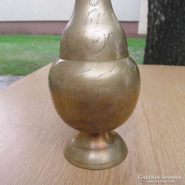 Large copper vase with an engraved pattern (30 cm.)