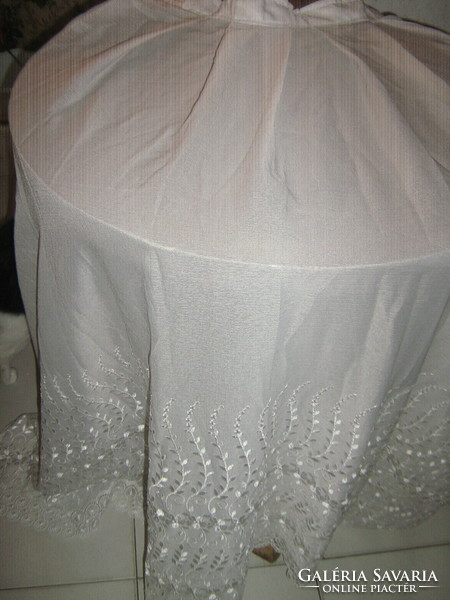 Floral lace curtain embroidered in charming fabric