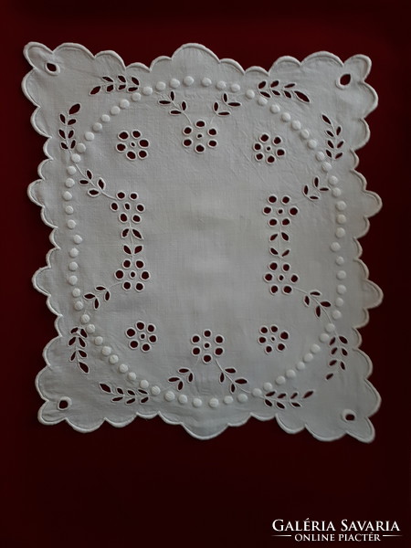 Fehér hímzett azsúrozott  terítő / asztalközép