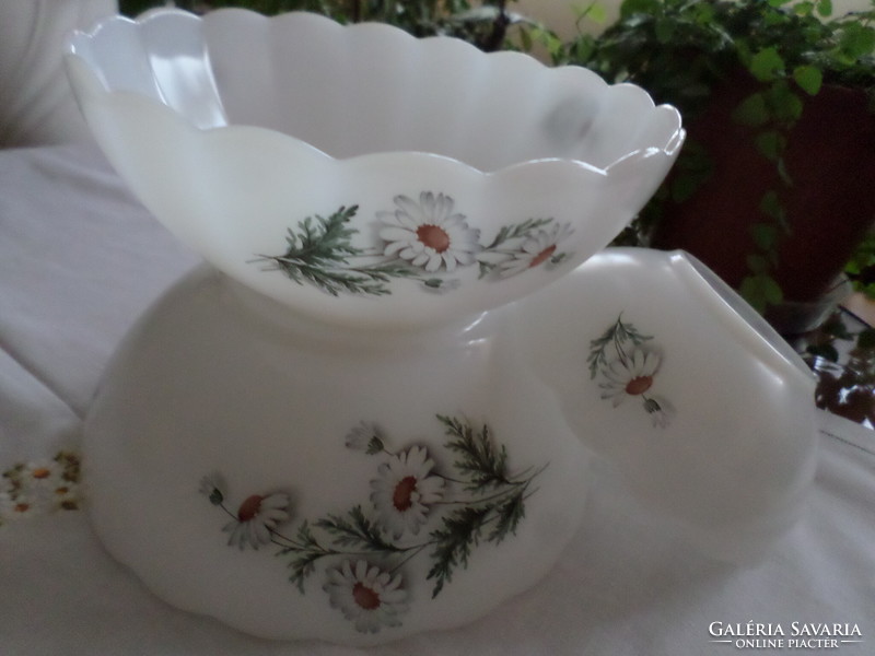 Three milk glass bowls with a chamomile pattern. Together: Arcopal, Jenai