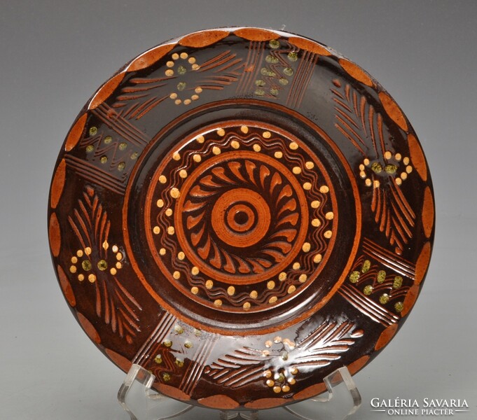 Teimel Óbánya falitányér - szép barna szinű, vésett,- karcolt diszitéssel. 17,5 cm  2.