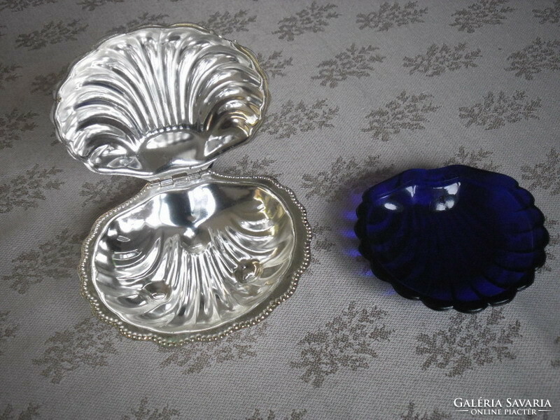 Caviar holder in the shape of a silver-plated shell with a blue glass insert