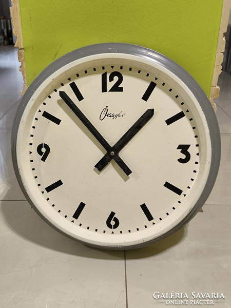 Òragyar waiting room clock is large