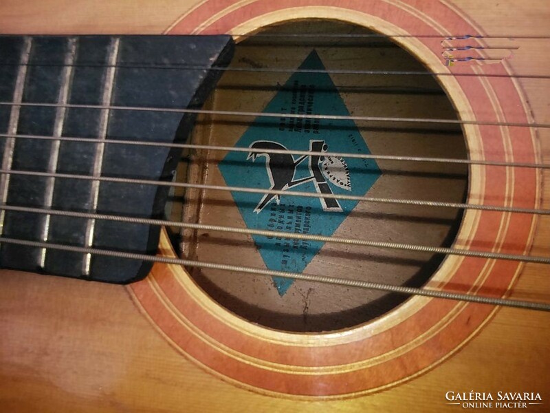 Hét húros Orosz gitárkülönlegesség 1955-ből, eredeti húrozással, gyári címkével a testben