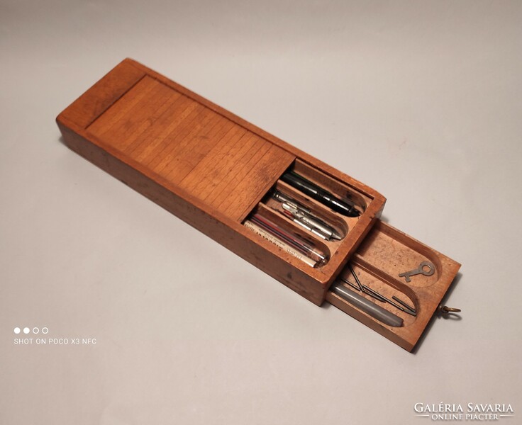 Vintage redőnyös tolltartó tartalmával együtt eladó