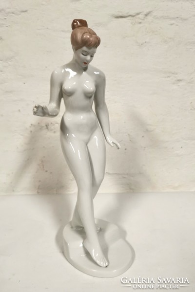Káldor Aurél, vízbe lépő női akt. Aquincumi porcelán. Hibátlan.