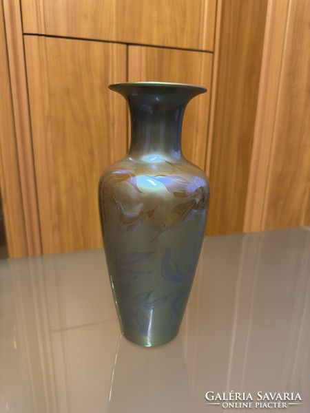 Zsolnay eozin porcelán váza, savmaratott, virágmintás dekorral