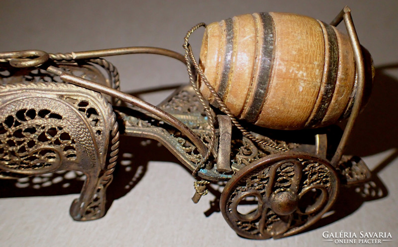RITKA régi vintage PORTUGÁL mini miniatűr réz csipke fém bika szekér fogat fa hordó állat dísztárgy