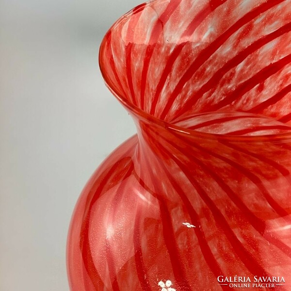Muranoi "örvénylő korall" üveg váza