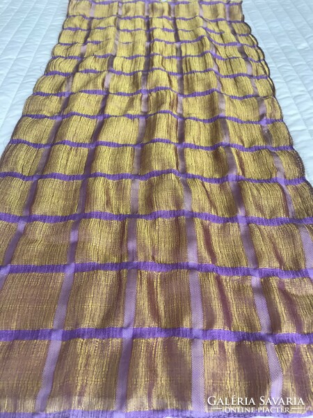 Aranyszínű selyemsál tompa lila kockákkal, 140 x 33 cm