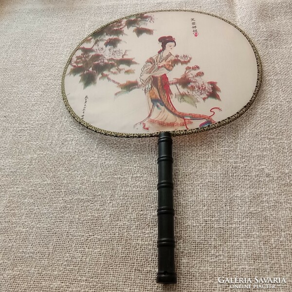Fan depicting a Japanese woman, 22 cm in diameter