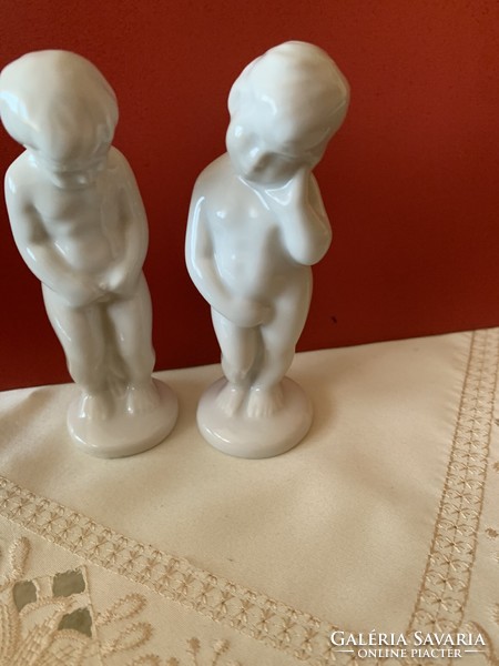 Porcelán fehér fiú és lány szobrocskák