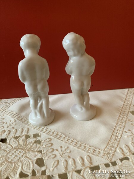 Porcelán fehér fiú és lány szobrocskák