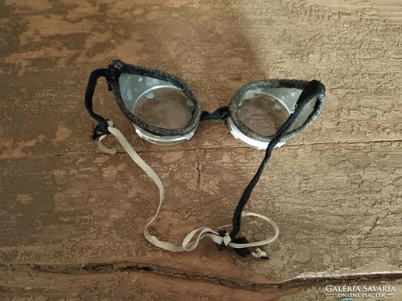 Motoros, vagy védő szemüveg, üveg és alumínium kombinációs esetleg autó, vagy repülős szemüveg