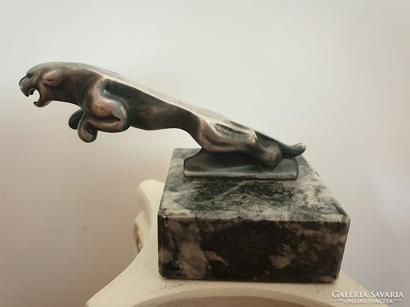 Jaguár logó fém szobor márvány talpazaton