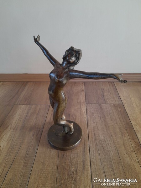 Régi bronz táncoló akt szobor