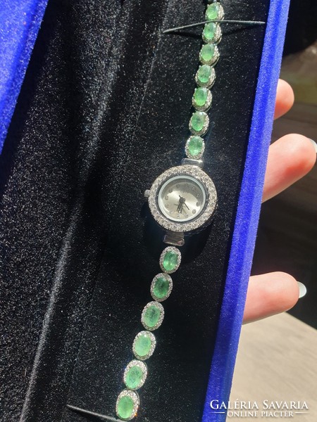 Egyedi 925ös ezüst ékszer óra smaragd csiszolatokkal és fehérzafírokkal