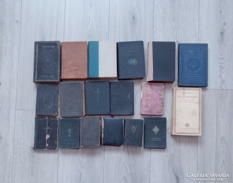 Egy doboz régi imakönyv, énekeskönyv és vallási kiadványok, 18 db egyben
