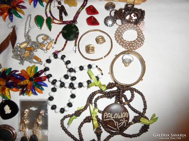 Older jewelry package (24 pcs)