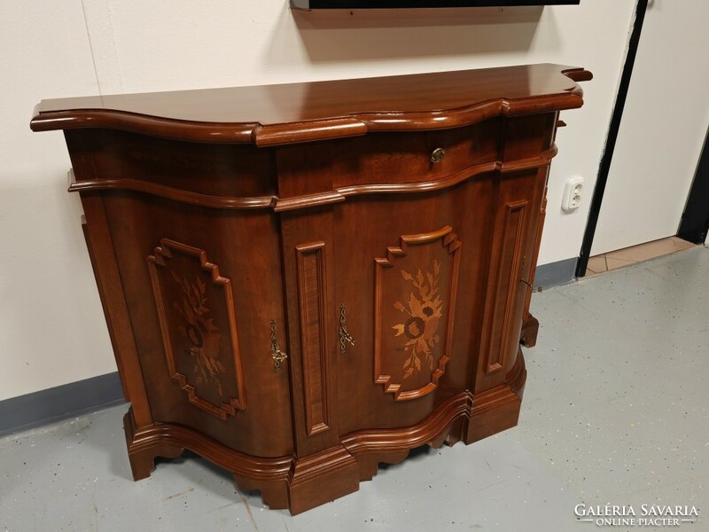 Italian style neo-baroque chest of drawers with 3 doors and 1 drawer in beautiful condition