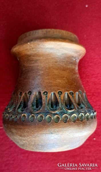 Különleges kerámia váza ,bronzkori formájú. Mérete: 13 cm.